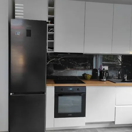 Dom Na Brzoskwiniowej ウストロン