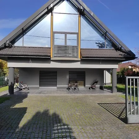 Dom Na Brzoskwiniowej 3*