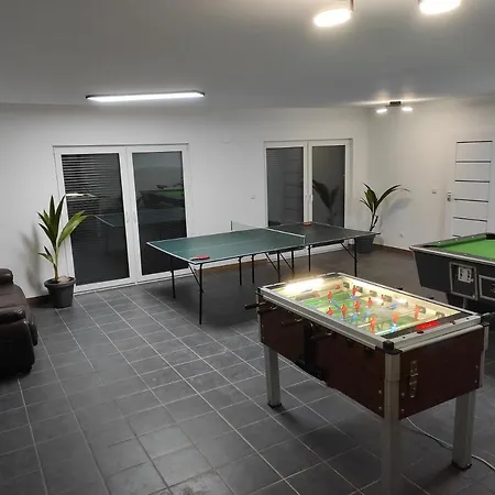 Dom Na Brzoskwiniowej ゲストハウス ウストロン